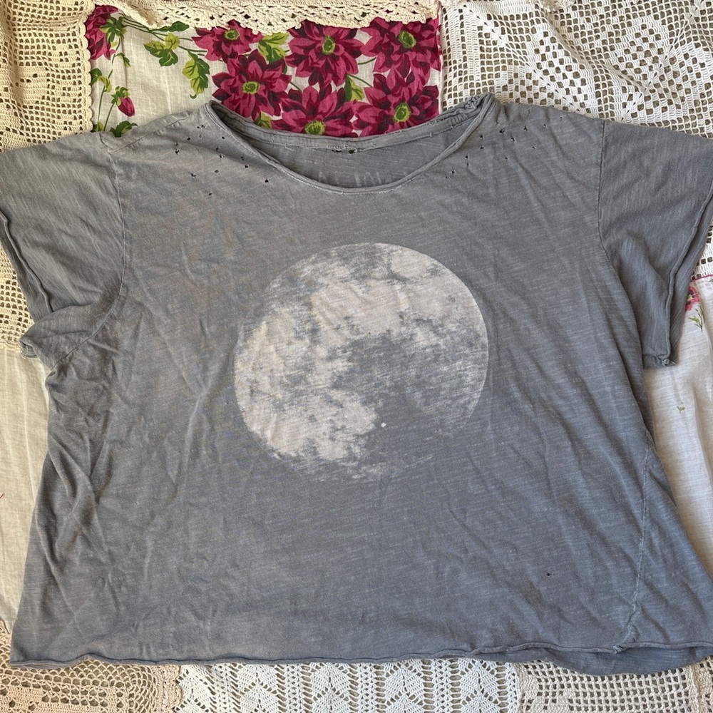 Magnolia Pearl Gray Moon Graphic Short Sleeve Tee